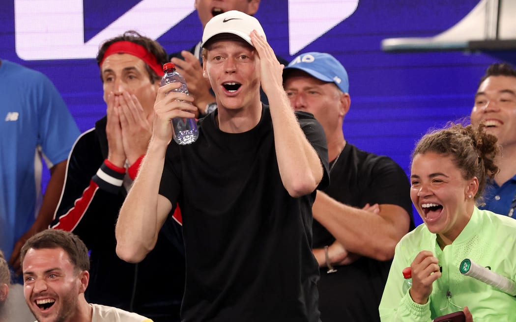 Italy's Jannik Sinner (C) and Jasmine Paolini (R) react during the 1 Point Slam exhibition event ahead of the 2026 Australian Open at Rod Laver Arena in Melbourne on January 14, 2026. (Photo by DAVID GRAY / AFP) / - IMAGE RESTRICTED TO EDITORIAL USE - STRICTLY NO COMMERCIAL USE --