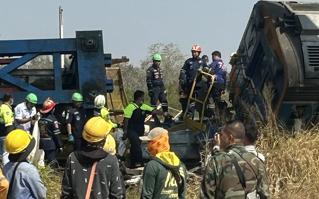 This UGC handout photo courtesy of Facebook user Smith Mikle taken and released on January 14, 2026 shows rescue workers next to the wreckage of a train crash after a construction crane collapse in Thailand's Nakhon Ratchasima province. A crane at an under-construction high-speed rail line in Thailand collapsed onto a passenger train on January 14, causing it to derail and killing at least 22 people, local authorities said. (Photo by Handout / Courtesy of Facebook user Smith Mikle / AFP) / NO USE AFTER JANUARY 24, 2026 05:20:07 GMT - NO USE AFTER JANUARY 24, 2026 05:20:07 GMT - RESTRICTED TO EDITORIAL USE – MANDATORY CREDIT « AFP PHOTO / COURTESY OF FACEBOOK USER SMITH MIKLE » - NO MARKETING NO ADVERTISING CAMPAIGNS – DISTRIBUTED AS A SERVICE TO CLIENTS - NO ARCHIVE /