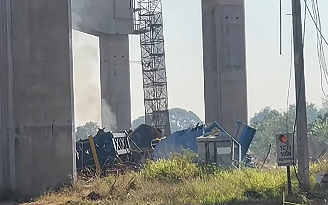 This screen grab made from UGC handout video footage courtesy of Facebook user Smith Mikle taken and released on January 14, 2026 shows the wreckage of a train that crashed after a construction crane collapsed in Thailand's Nakhon Ratchasima province. A crane at an under-construction high-speed rail line in Thailand collapsed onto a passenger train on January 14, causing it to derail and killing at least 22 people, local authorities said. (Photo by Handout / Courtesy of Facebook user Smith Mikle / AFP) / NO USE AFTER JANUARY 24, 2026 04:53:32 GMT - NO USE AFTER JANUARY 24, 2026 04:53:32 GMT - RESTRICTED TO EDITORIAL USE – MANDATORY CREDIT « AFP PHOTO / COURTESY OF FACEBOOK USER SMITH MIKLE » - NO MARKETING NO ADVERTISING CAMPAIGNS – DISTRIBUTED AS A SERVICE TO CLIENTS - NO ARCHIVE /