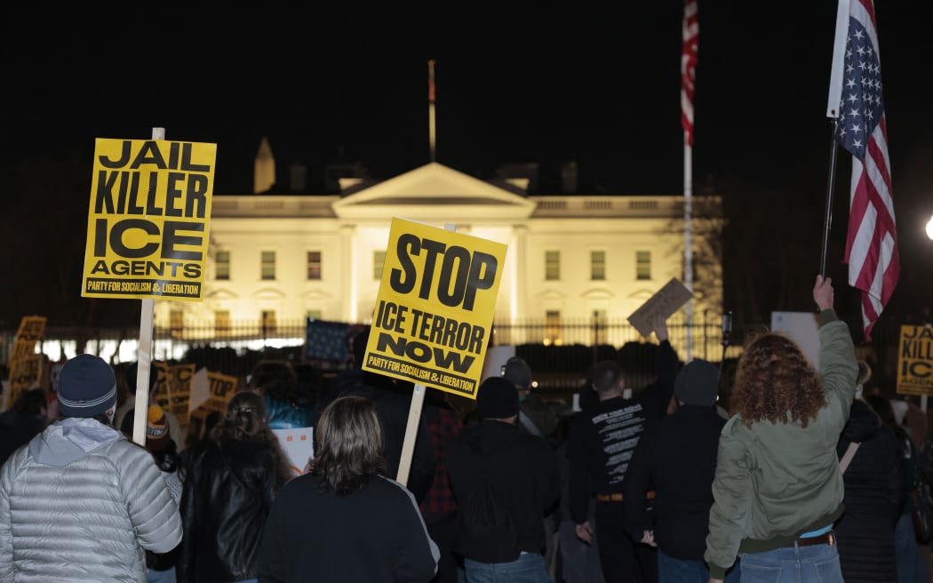 WASHINGTON, DC - JANUARY 08: Protesters gather in front of the White House during a protest against the shooting death of Renee Nicole Good on January 8, 2026 in Washington, DC. Good was shot and killed by ICE agents in Minneapolis on Wednesday, January 7th. Heather Diehl/Getty Images/AFP (Photo by Heather Diehl / GETTY IMAGES NORTH AMERICA / Getty Images via AFP)