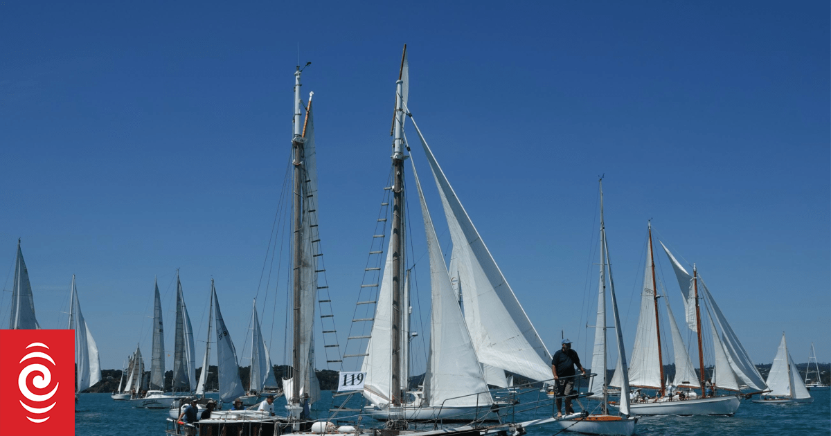 Weekend heat: Ice-creams, swimming pools and cancelled tours