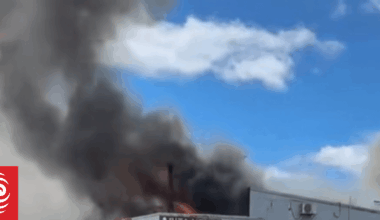 Large fire engulfs building in Auckland's Pakuranga
