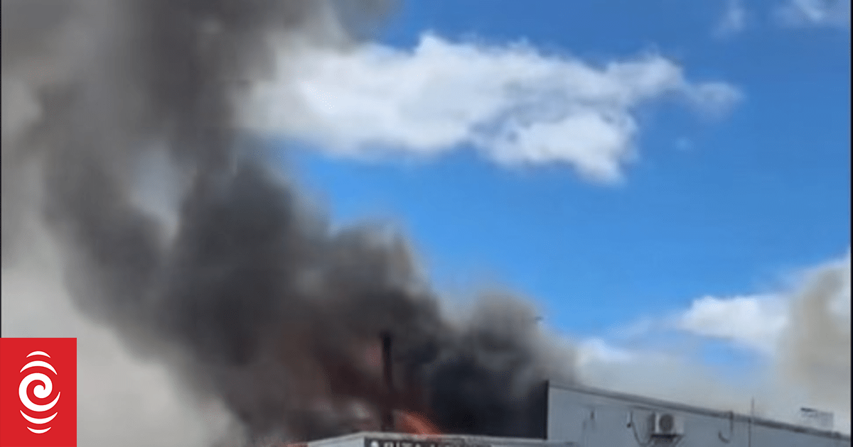 Large fire engulfs building in Auckland's Pakuranga