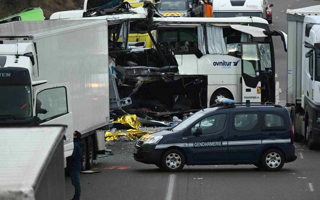 This photograph taken on January 6, 2026 shows damaged vehicles at the site of a collision between two buses on the A63 near Saint-Geours-de-Maremne, southwestern France. Three people died in two accidents linked to black ice on the morning on January 6, 2026 in the Landes, including two in a collision involving two buses and numerous vehicles on the A63 motorway, according to the Landes prefecture, which reports four injured (two in critical condition and two in serious but stable condition). (Photo by Gaizka IROZ / AFP)
