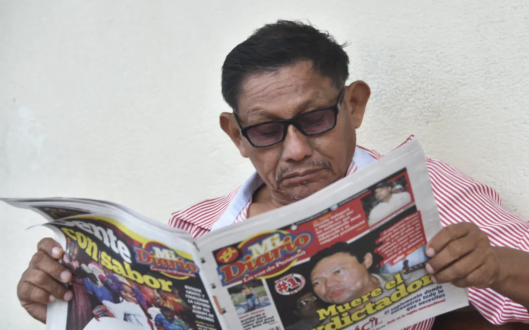 A man reads a newspaper which announces Manuel Antonio Noriega decease on May 30, 2017 outside Santo Tomas Hospital in Panama City. Manuel Antonio Noriega, who took power in Panama in 1983 and was ousted by US forces in 1989, died late Monday, May 29, 2017 in Panama City, a government official said. (Photo by RODRIGO ARANGUA / AFP)