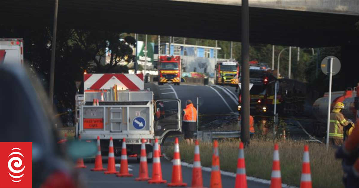 Diesel spill from fuel truck crash closes Aotea Quay in Wellington