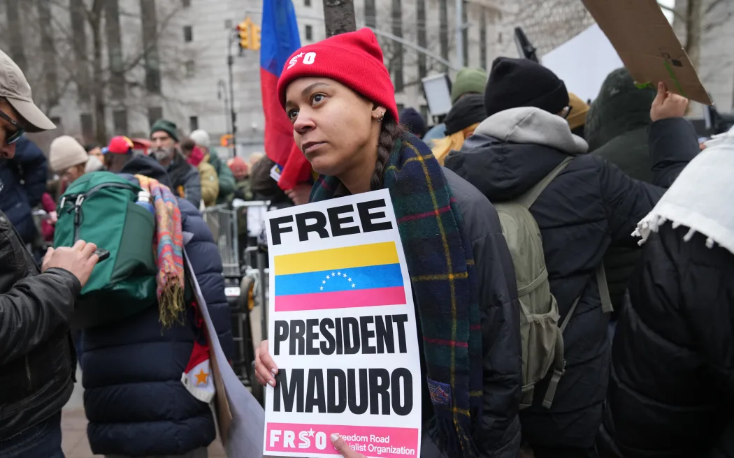 Demonstrators gather in support of ousted Venezuelan president Nicolas Maduro outside the Daniel Patrick Moynihan United States Courthouse as Maduro awaits his arraignment hearing on January 5, 2026 in New York. Leftist strongman Nicolas Maduro, 63, faces narcotrafficking charges along with his wife, who was also seized and taken out of Caracas in the shock US assault on January 3, which involved commandos, bombing by jet planes, and a massive naval force off Venezuela's coast. (Photo by Bryan R. SMITH / AFP)