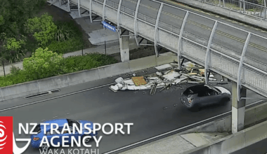 Truck carrying small house ploughs into Auckland motorway overbridge