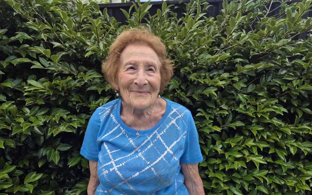 Auckland Domain Heritage Walk Leader Shelagh Coop. 