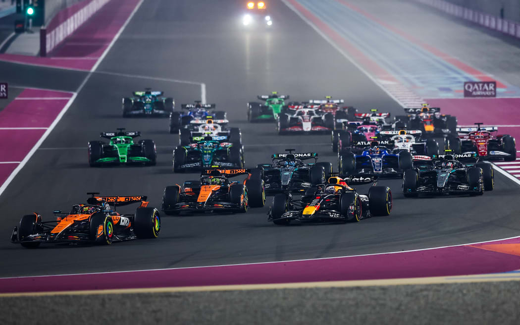 Oscar Piastri leadds the action at the start of the Qatar Grand Prix, 30 November, 2025.  (Photo Eric Alonso / DPPI)
