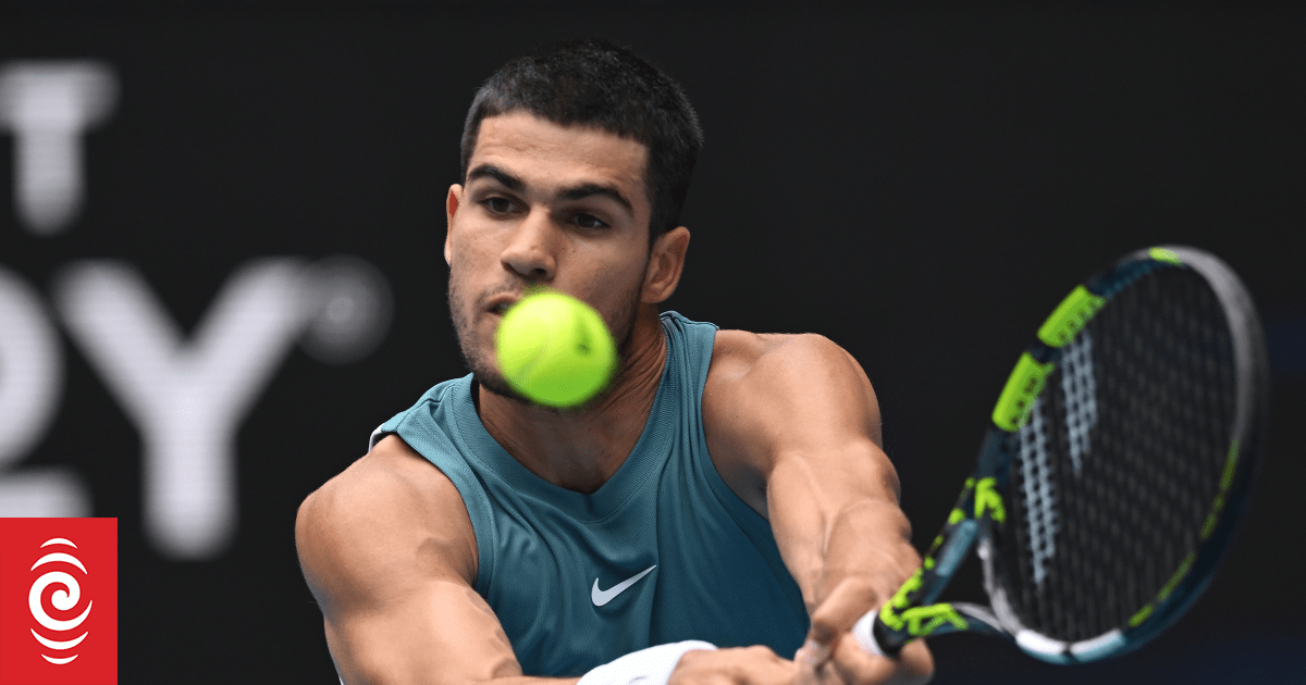 Carlos Alcaraz and Aryna Sabalenka through as fans fume at steamy Australian Open