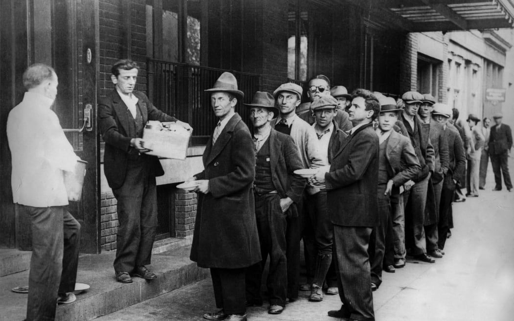 During Hoover's presidential term of office, free meals are distributed in Washington. Line in front of 'soup kitchens'.
c.1930
United States
National archives. Washington (Photo by Archives Snark / Photo12 via AFP)