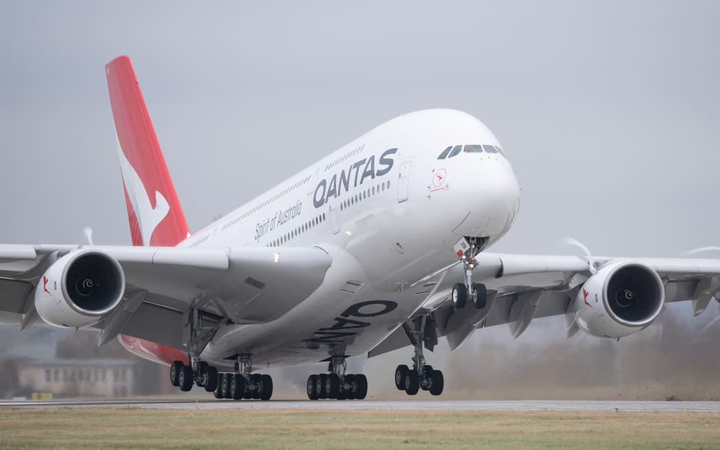 08 November 2021, Saxony, Dresden: A Qantas Airways Airbus A380 takes off from Dresden Airport. The aircraft will make the long-haul flight to Sydney following maintenance work at Elbe Flugzeugwerke (EFW). Photo: Sebastian Kahnert/dpa-Zentralbild/dpa (Photo by Sebastian Kahnert / dpa-Zentralbild / dpa Picture-Alliance via AFP)