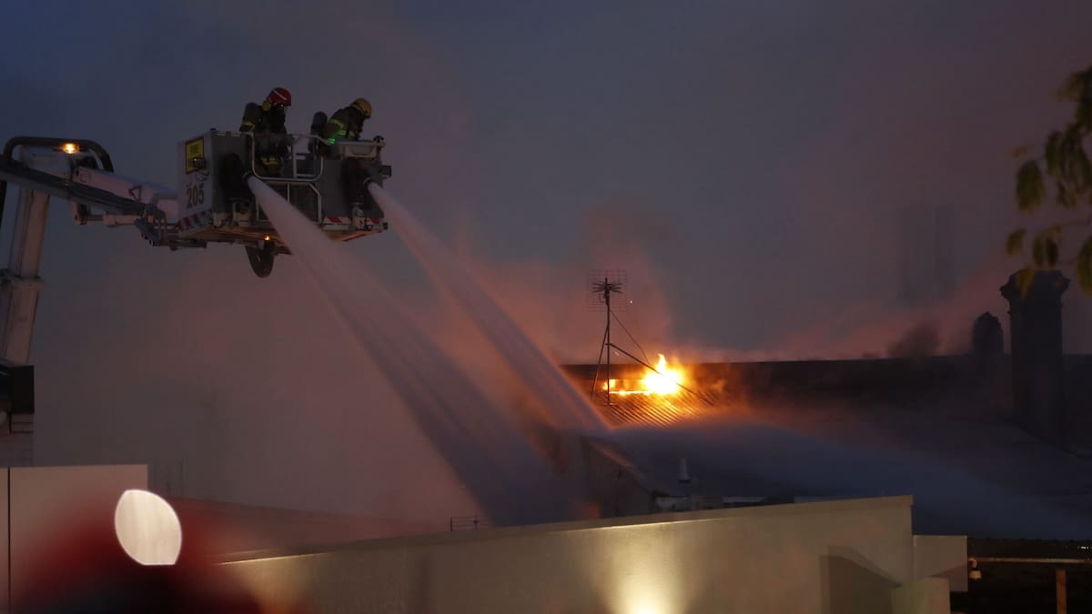 Large fire breaks out in Onehunga, Auckland; residents told to stay inside due to smoke