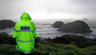 Teenager saved from rip thanks to police officer and lifeguard