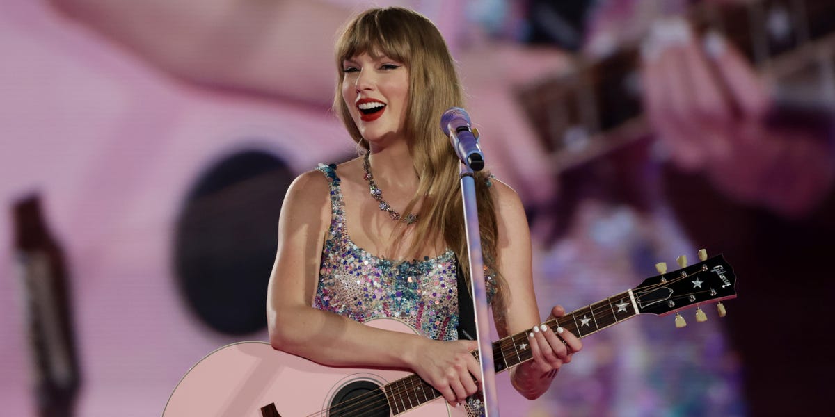 Taylor Swift's Text Messages to Blake Lively Prove She's a Good Friend