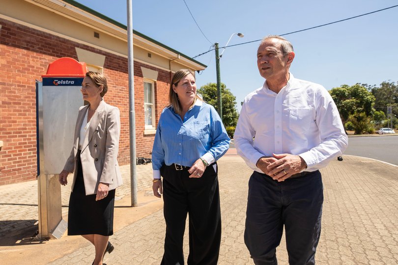 Premier Roger Cook, Energy and Decarbonisation Minister Amber-Jade Sanderson and local member Jodie Hanns speak to the media in Collie this morning. Picture: Michael Wilson