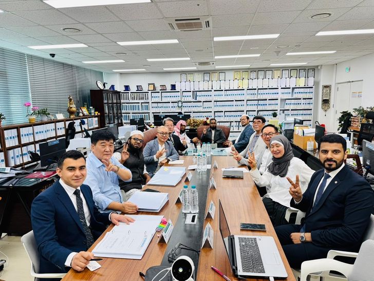 Koreal Halal Authority (KHA) Managing Director Mustafa Jin Jae-nam, second from left, poses with the agency's halal inspectors inside the KHA office in Cheongju, North Chungcheong Province in this undated photo. Second from right is the agency’s CEO, Safiah Kim Weon-suk. Courtesy of KHA 