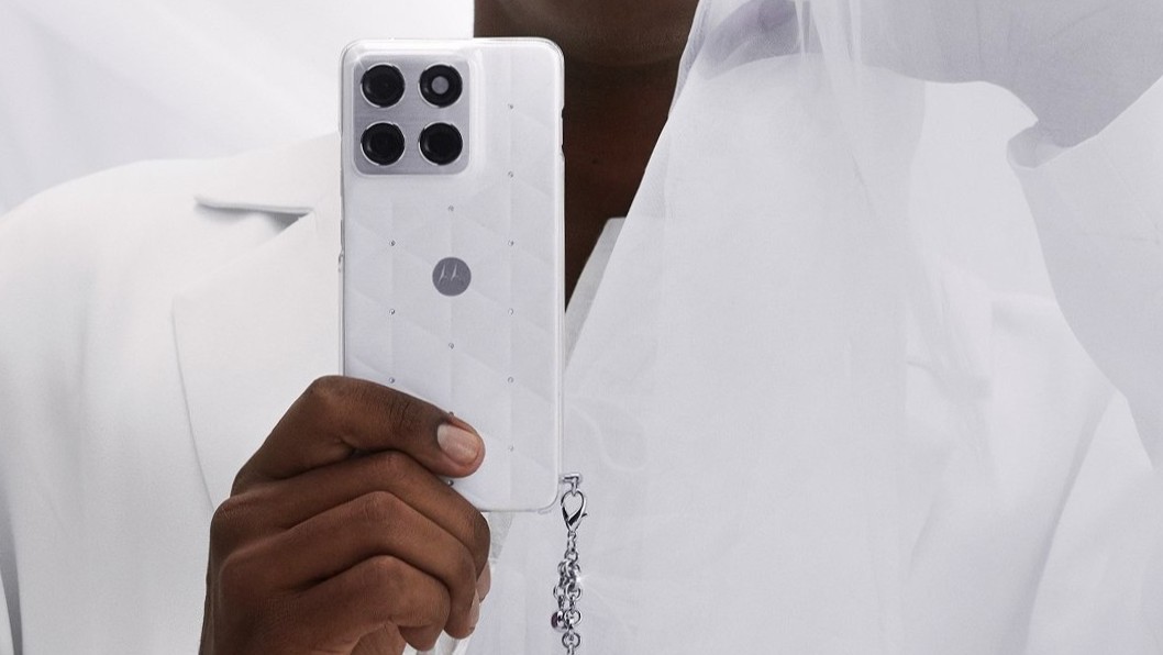 Motorola Edge 70 in Pantone Cloud Dancer