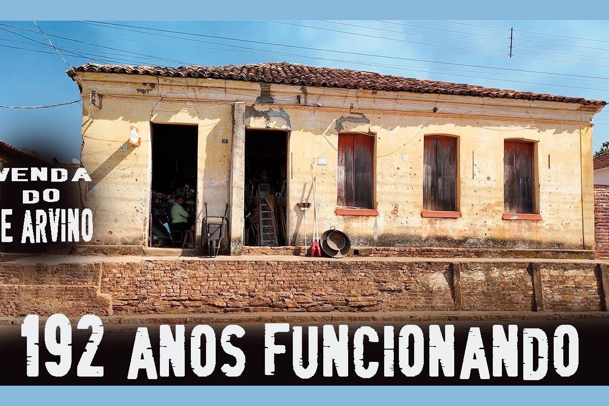 Brazil's oldest grocery store in Gaspar Lopes, with Zé Alvino, money nailed to the ceiling and bells. History without reform in Minas Gerais.