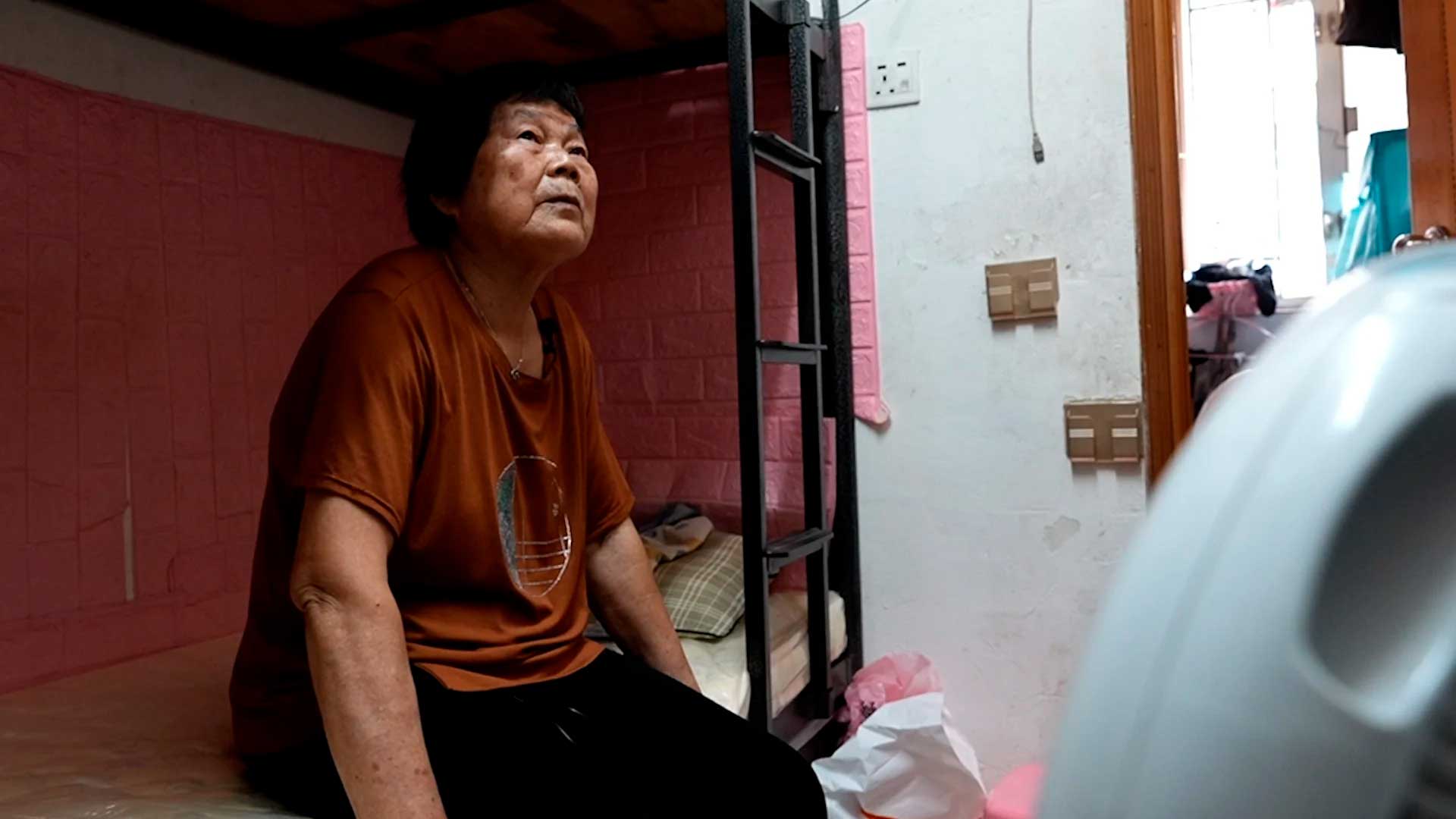 At 73 years old, Ao Meiqiong lives alone, pays HK$5.200 a month for a micro-apartment in Hong Kong, and has become a symbol of invisible old age in megacities.