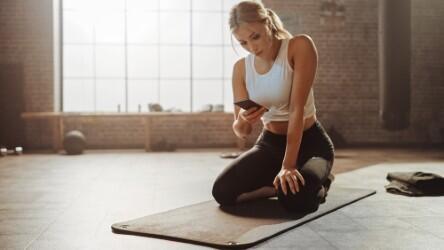 Ease up on the phone (Photo: Shutterstock) חדר כושר