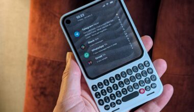 I held the Clicks Communicator, and it blends the QWERTY past with modern tech like no other phone