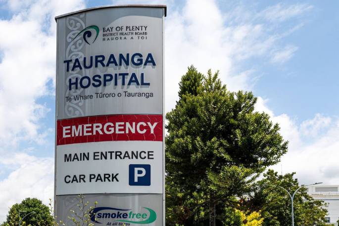 SunLive - Tauranga woman falls from boot of moving car