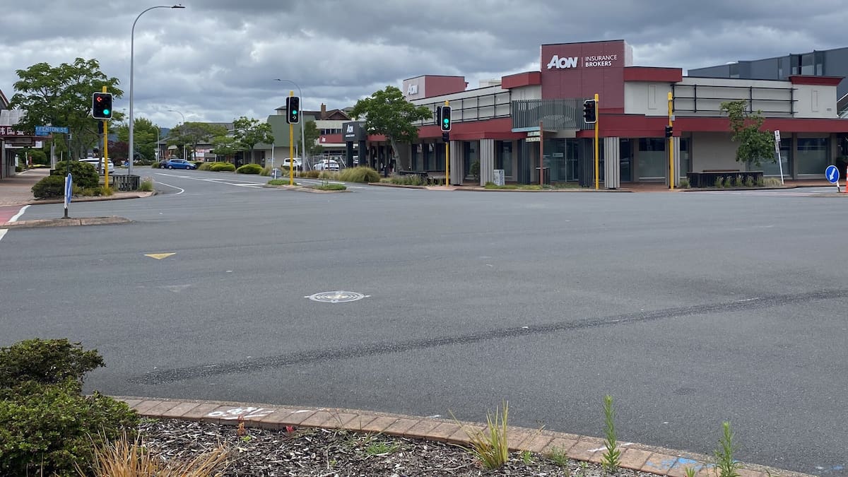 Rotorua crash: 2 people taken to hospital after collision at city centre intersection