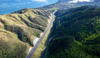 Parts of road surface on $1.25 billion Transmission Gully highway melt in summer sun