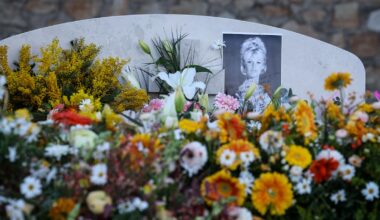Mourners pay tribute to Brigitte Bardot at Saint-Tropez funeral