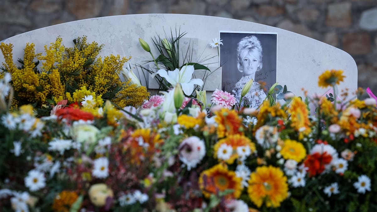 Mourners pay tribute to Brigitte Bardot at Saint-Tropez funeral