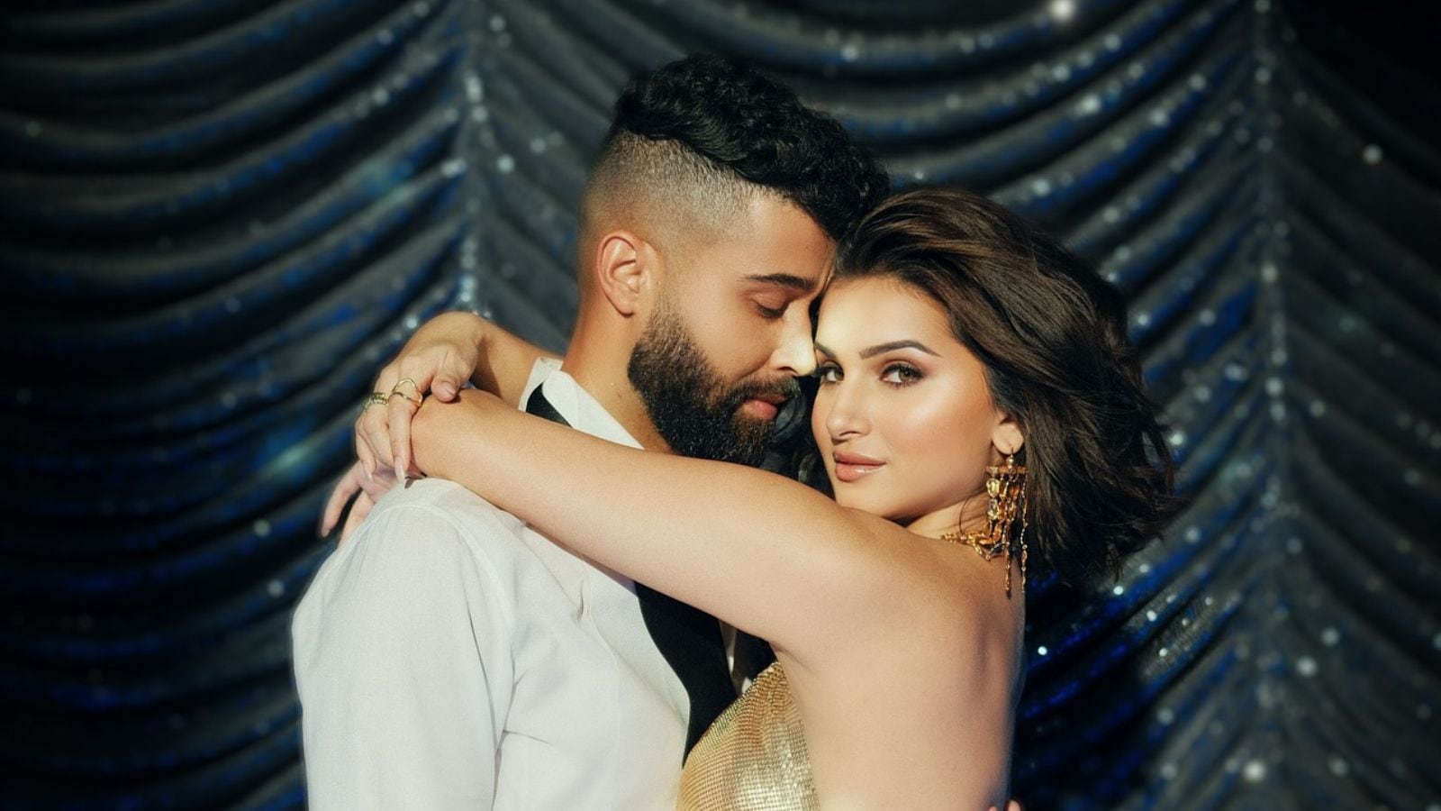 What happened during the concert? On December 26, 2025, when Tara joined AP Dhillon on stage during his Mumbai concert. A hug and cheek kiss during the performance, captured and selectively edited, went viral. It captured Veer’s reaction who was present in the audience and many assumed he was uncomfortable watching Tara and AP Dhillon on stage. As trolling escalated, Tara broke her silence, calling out what she described as a paid PR campaign. What happened during the concert? On December 26, 2025, when Tara joined AP Dhillon on stage during his Mumbai concert. A hug and cheek kiss during the performance, captured and selectively edited, went viral. It captured Veer’s reaction who was present in the audience and many assumed he was uncomfortable watching Tara and AP Dhillon on stage. As trolling escalated, Tara broke her silence, calling out what she described as a paid PR campaign.