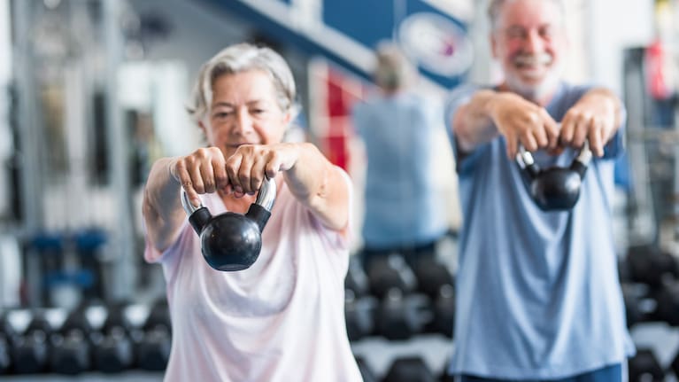 A couple work out at the gym together.