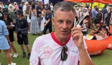 Tennis fan bats away explanation for Croatian shirt incident