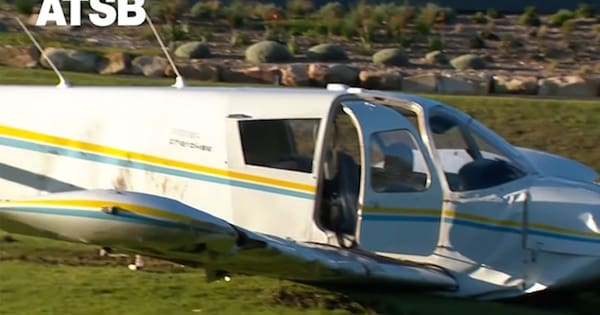 Praise for Sydney pilot who aced golf course landing