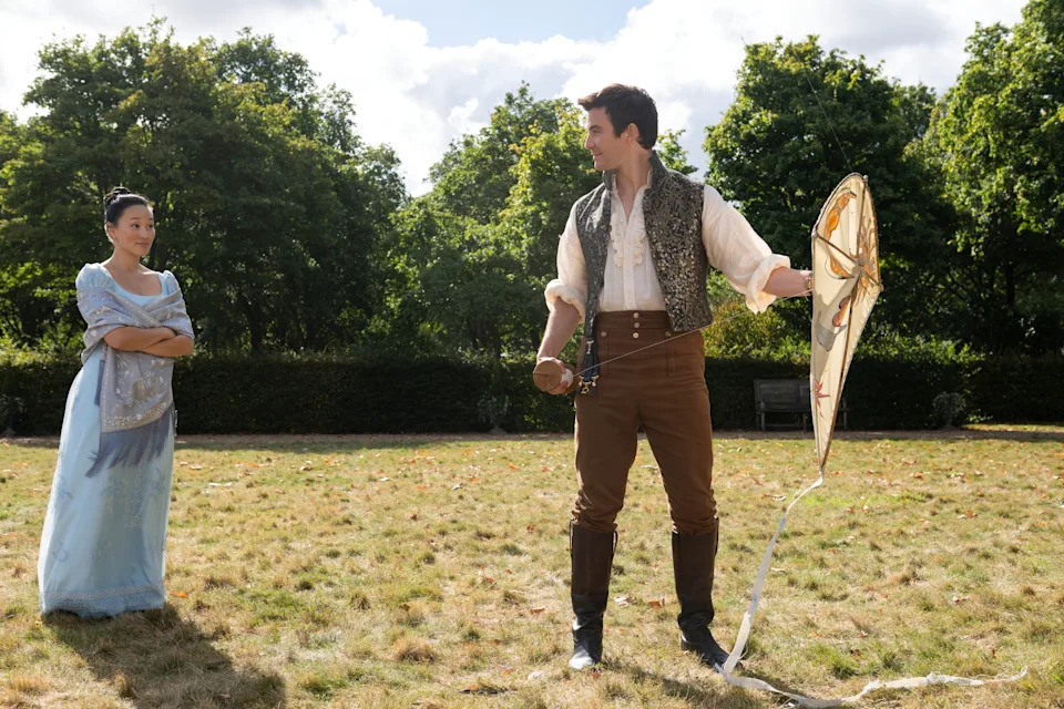 Bridgerton. (L to R) Yerin Ha as Sophie Baek, Luke Thompson as Benedict Bridgerton