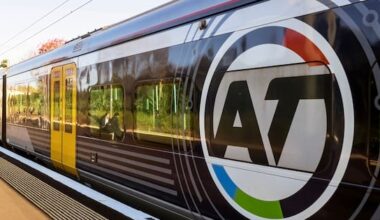 Trains still down as Aucklanders return to work