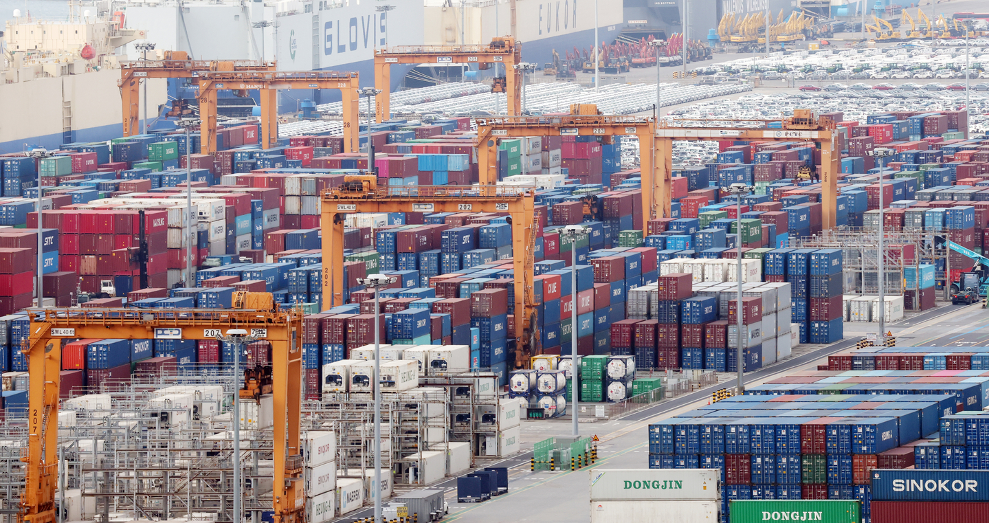 Export containers stack up at Pyeongtaek Port in Pyeongtaek, Gyeonggi, on Jan. 9. [NEWS1]