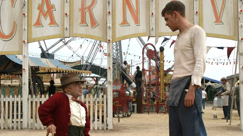 Samson (Michael J. Anderson) speaks to Ben Hawkins (Nick Stahl) outside a carnival in Carnivàle