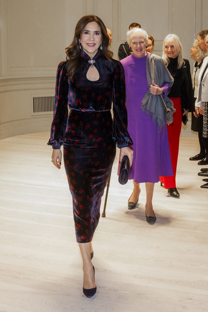 Queen Mary and Queen Margrethe are received by representatives of the supporting funds and by the director of the Theatre Museum at the Court Theatre, Peter Christensen Teilmann