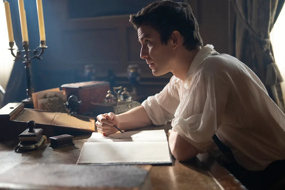 Bridgerton. Luke Thompson as Benedict Bridgerton