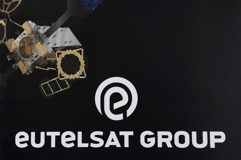 Starlink rival Eutelsat orders 340 OneWeb satellites from Airbus