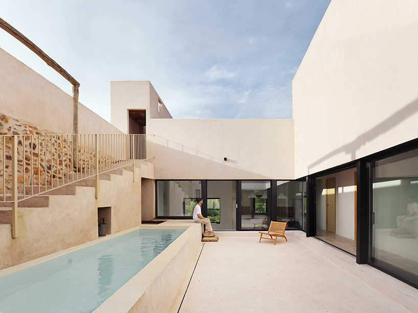stone and clay rebuild former rural stable as a seasonal refuge in spanish countryside