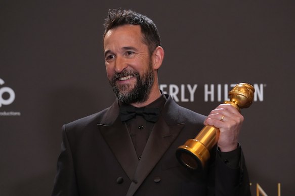 Noah Wyle with his Golden Globe.
