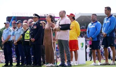 Ashes applause for Bondi Beach heroes