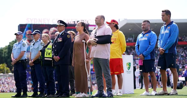 Ashes applause for Bondi Beach heroes