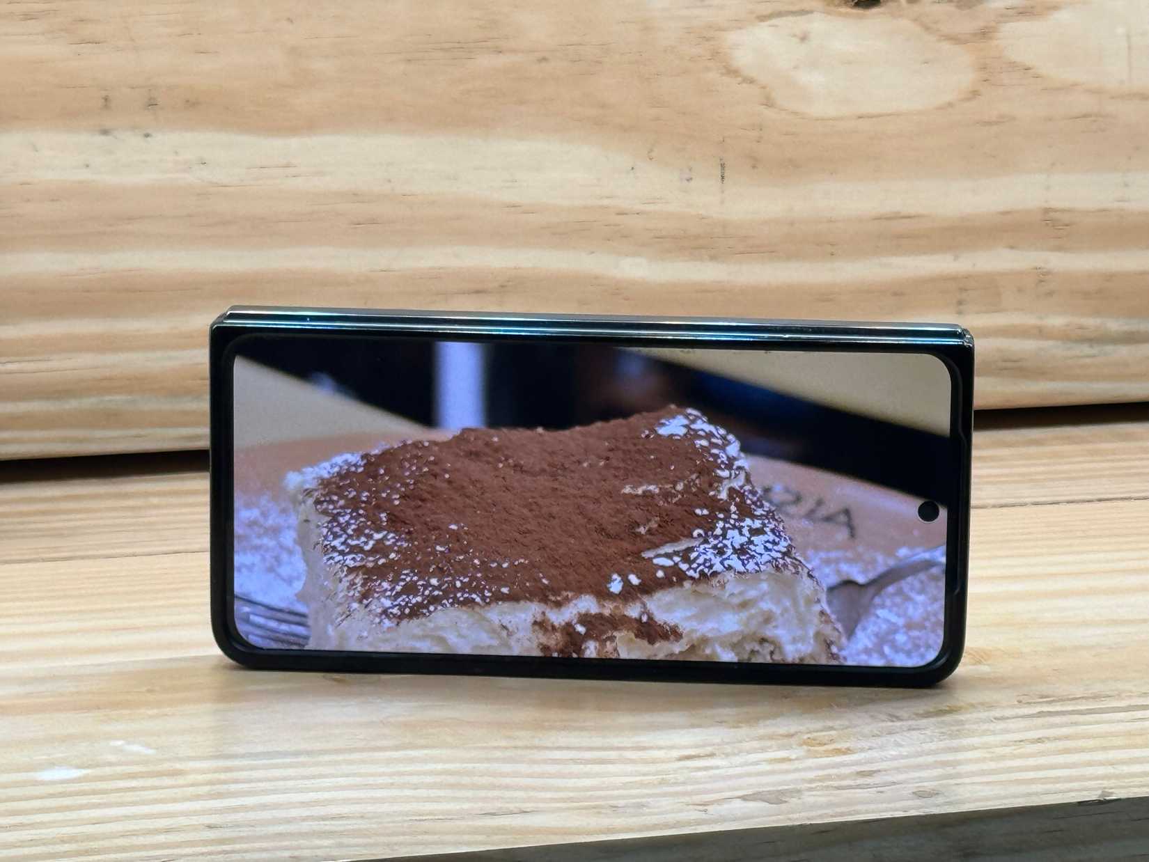 Fotoo app on smartphone digital photo frame