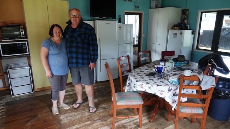 George and Toni Gee in their holiday home. Photo: RNZ/Peter de Graaf