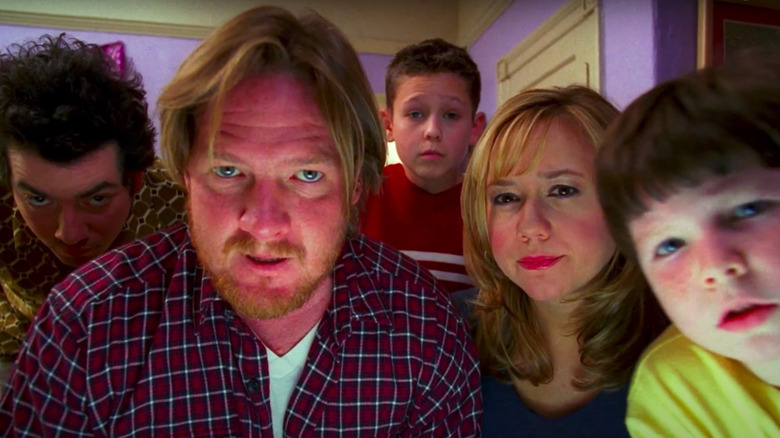 Eddie (Kevin Corrigan), Sean (Donal Logue), Jimmy (Griffin Frazen), Claudia (Megyn Price), and Henry (Jake Burbage) look at the computer in Grounded for Life